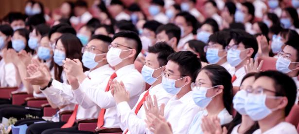 TheShy遭遇二十持续失利，雄鹿教练压力巨大！观众掌声雷动(雄鹿队 主教练)