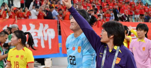 中国女足运动员在比赛中铁杆防守获胜