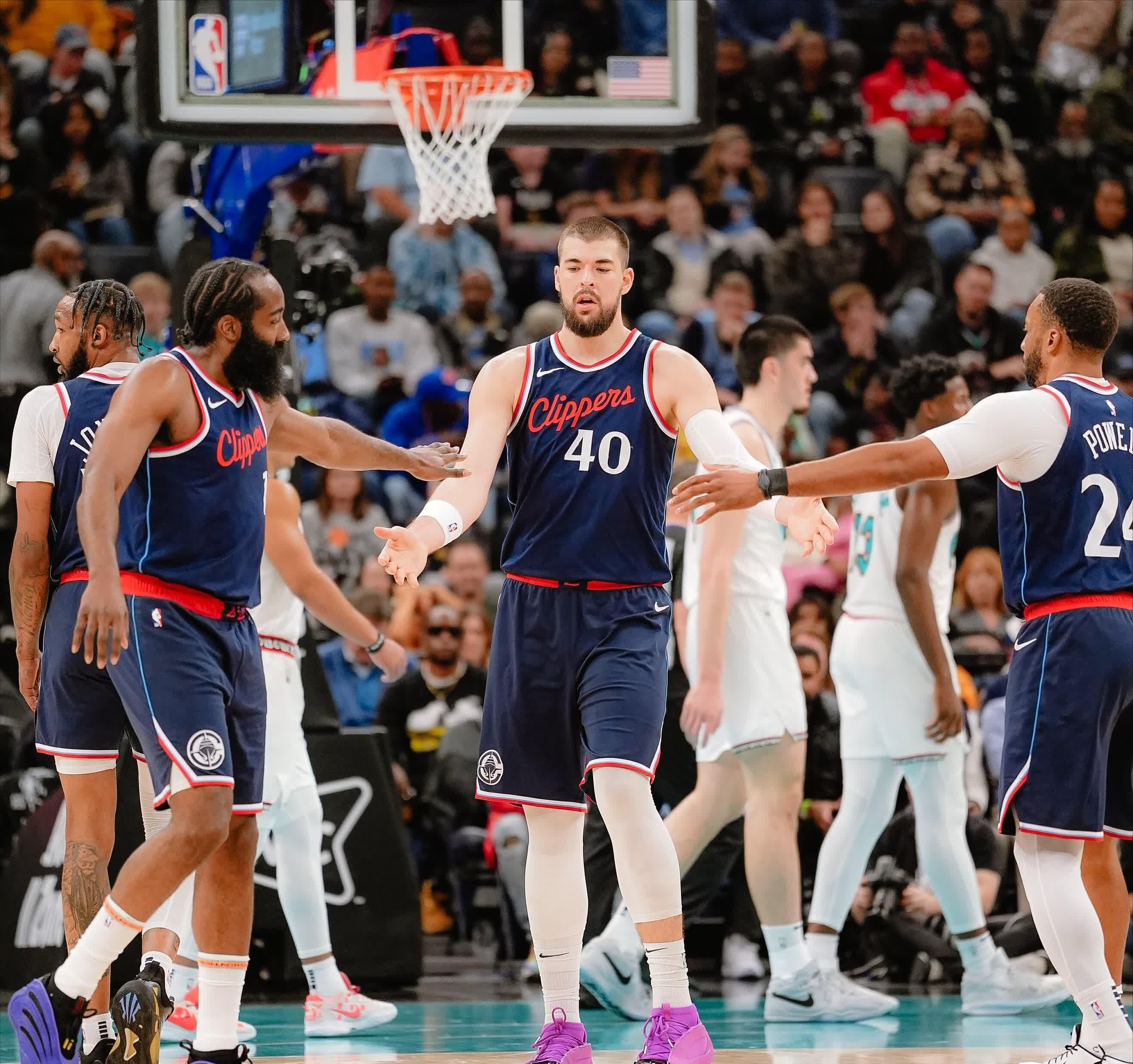 国王杯季后赛对决在即！休斯顿火箭演练定位球，达拉斯独行侠密集防守应对的简单介绍